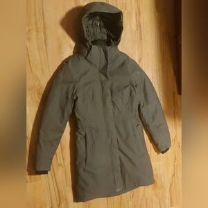 North Face Artic 75 % Down Filled Parka. Medium